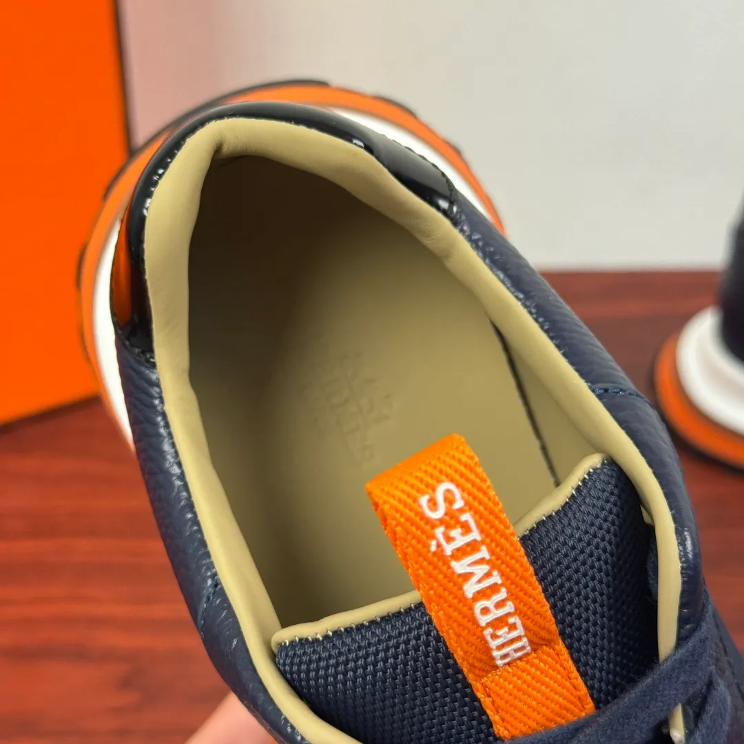 Batch 740 HERMES/Hermès men’s new sports shoes, rhythmic casual shoes: crafted with luxurious materials, luxurious walking experience! The upper is made of top-grade calfskin, with a fine texture like silk caressing the fingertips. The flexible texture is suitable for a variety of scenes; some shoes are integrated with breathable mesh, and the light breathing makes your steps refreshing at all times. The sole is made of high-elastic rubber composite material, and the carefully carved patterns give strong grip, making every step as stable as stepping on the clouds. At the same time, the cushioning and shock-absorbing technology is hidden in it, quietly eliminating the impact of the road. From urban commuting to outdoor walking, Hermès uses luxurious materials and craftsmanship to make every step a double luxury of texture and comfort, showing the brand's ultimate pursuit of details and quality in every inch. Size: 39-40-41-42-43-44 leather shoe size (38.45.46 can be customized) Item number: H25286 leather mesh blue